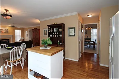 3 bed, 3.5 bath, 2667 sqft, $4,600 — Photo 4