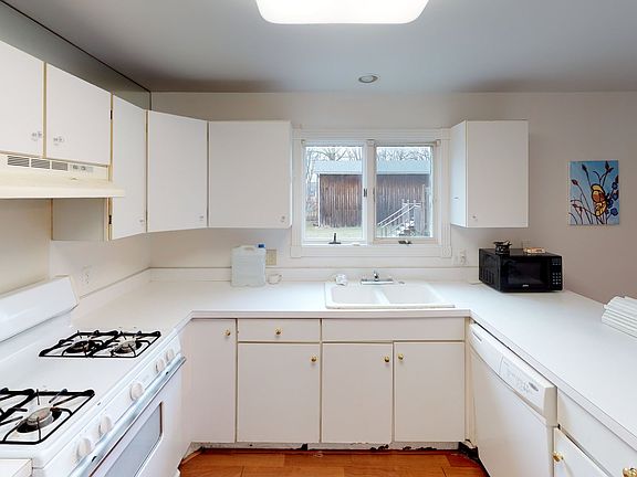 5th image of 1332 Jewett Ave