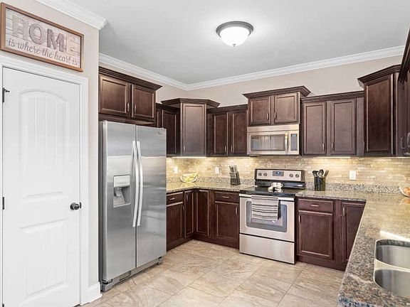 4th image of 3675 Fox Tail Dr