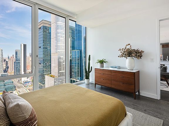 5th image of 606 W 30th St #38D