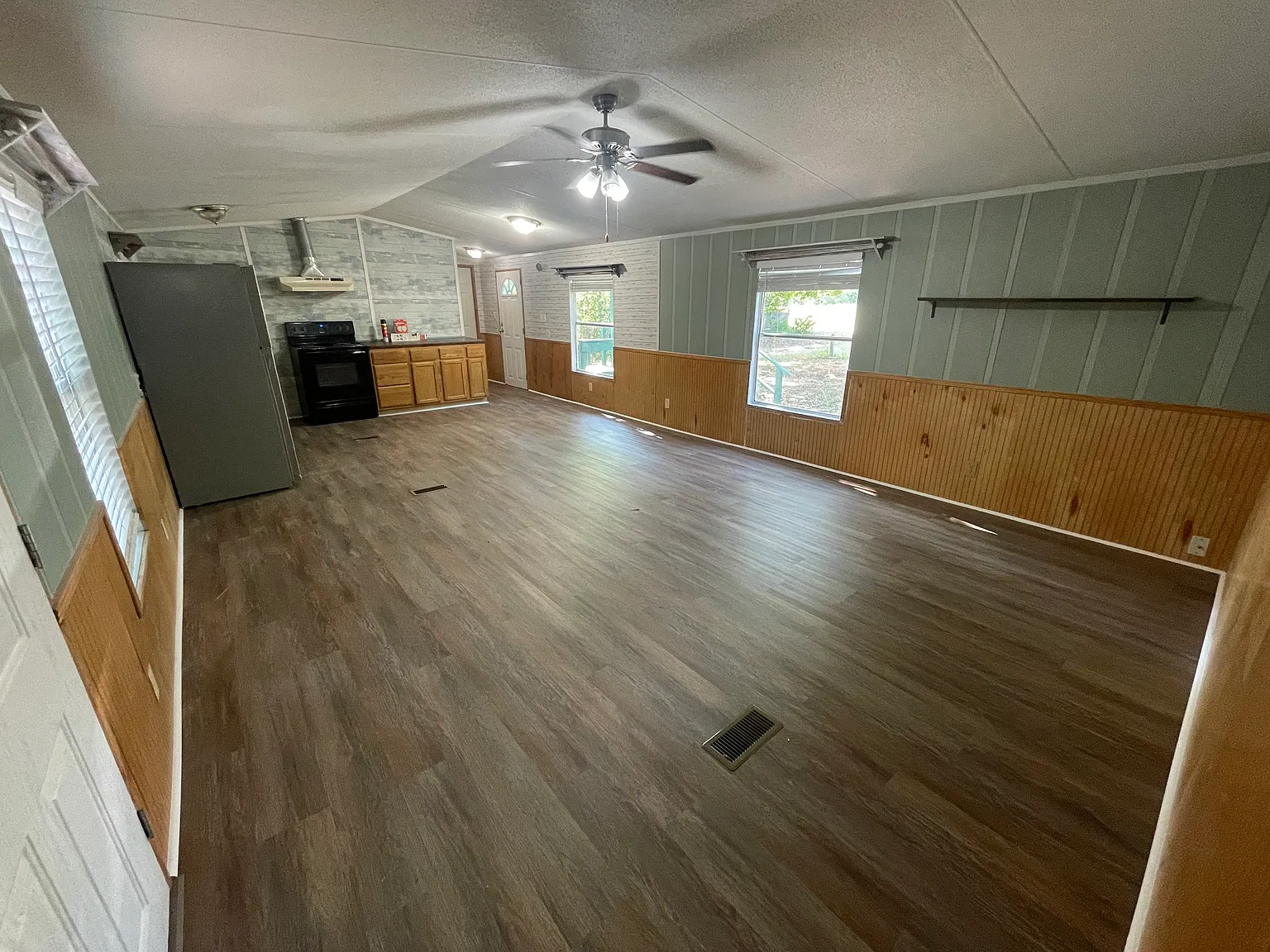 3 bed, 1280 sqft, $945 — Photo 2