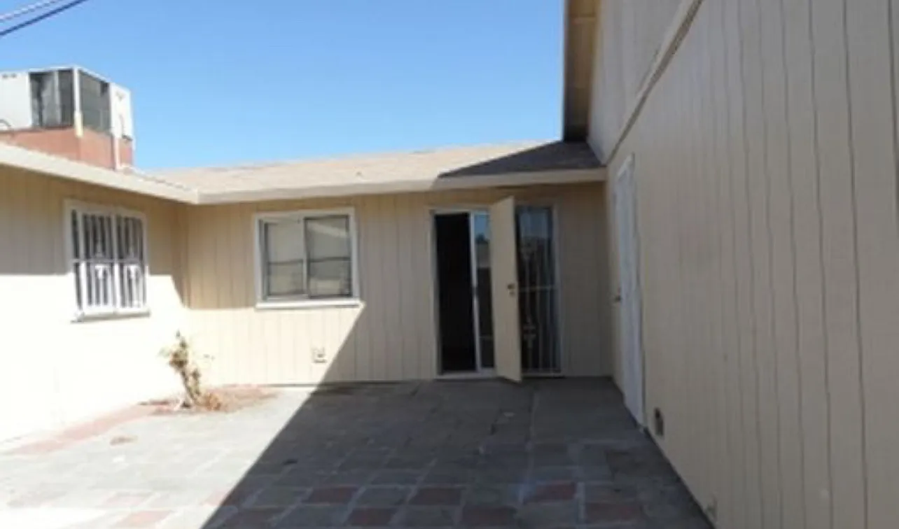3 bed, 1108 sqft, $2,300 — Photo 3
