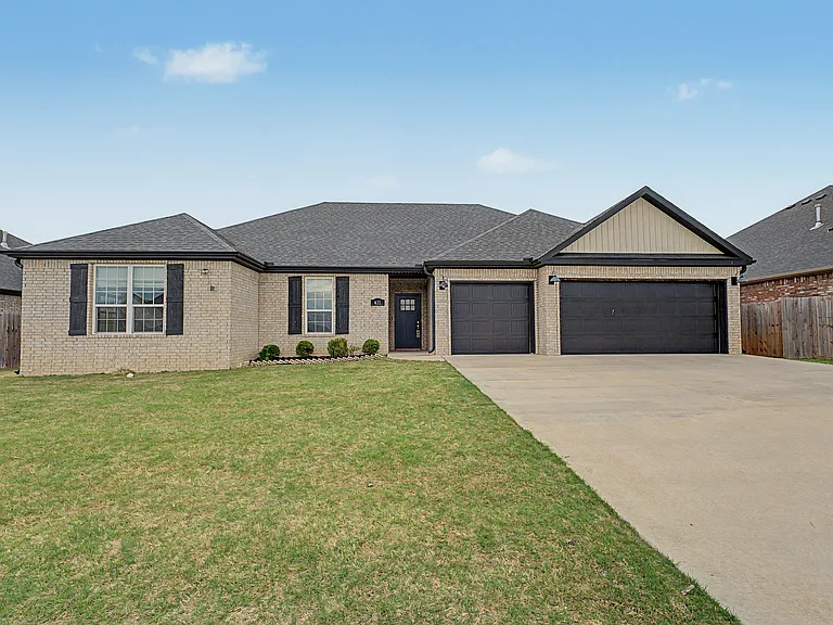 431 Linda Ln — Photo 1