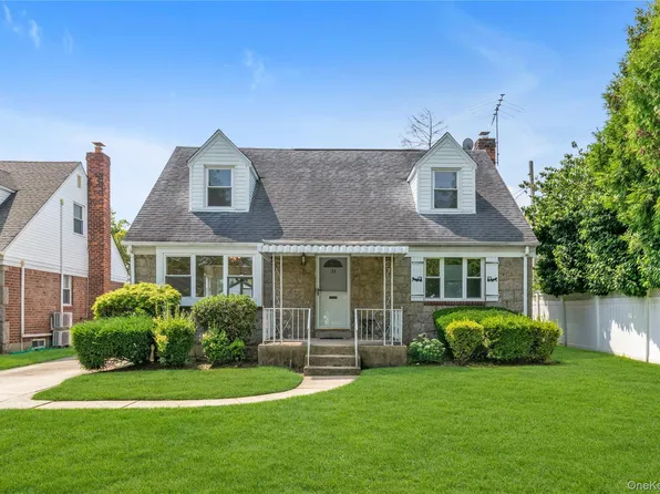 33 Michael Lane, New Hyde Park, NY 11040