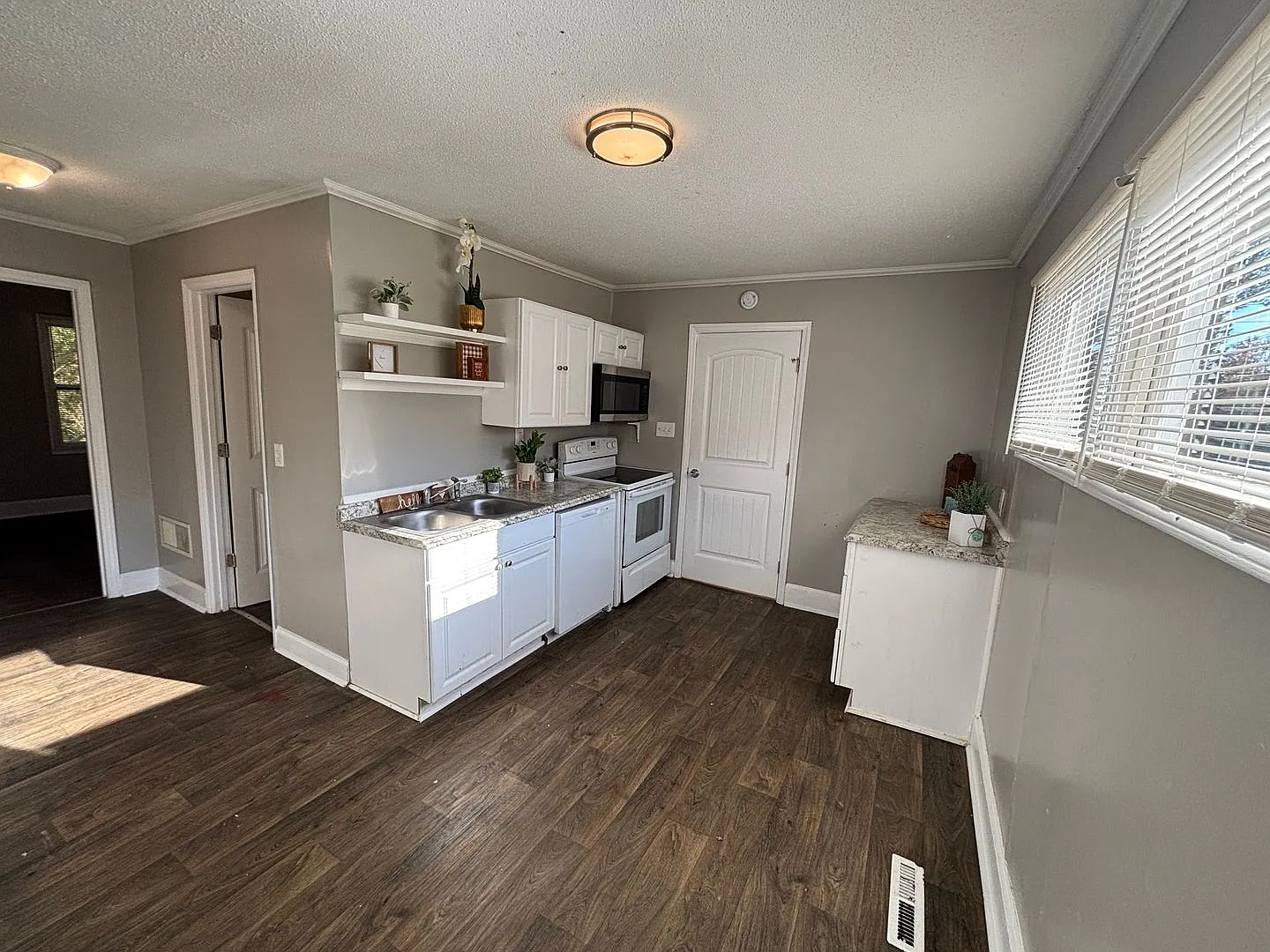 Coming Soon! 3 bedroom 1 bathroom house ! — Photo 3
