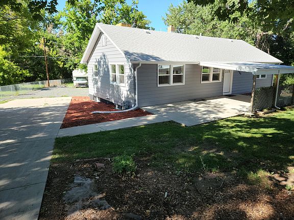 Long Driveway with a great front covered patio