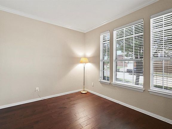 5th image of 5913 Chatham Ln