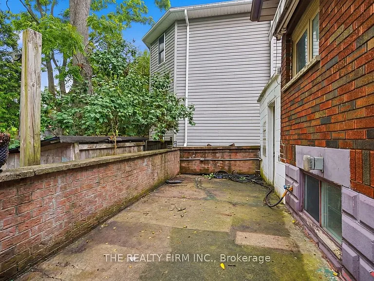 97 Springbank Dr — Photo 36