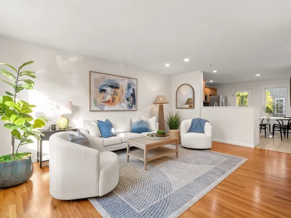 26 Boxberry Ln #26, Rockland, MA 02370