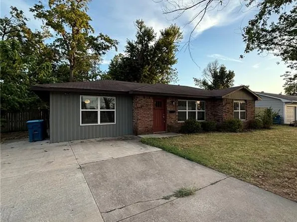 1006 SE 4th St, Bentonville, AR 72712