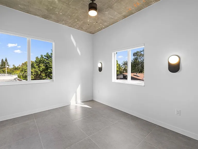 315 NW 32nd St #306 — Photo 12