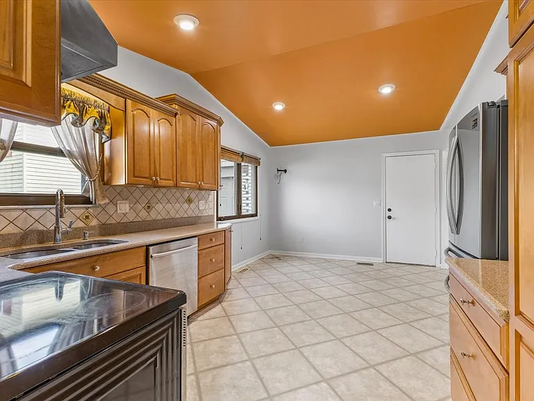 18129 Birch Dr — Photo 15