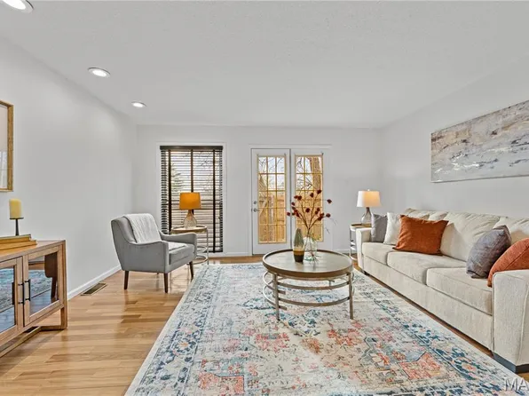 1105 Rue La Chelle Walk, Creve Coeur, MO 63141