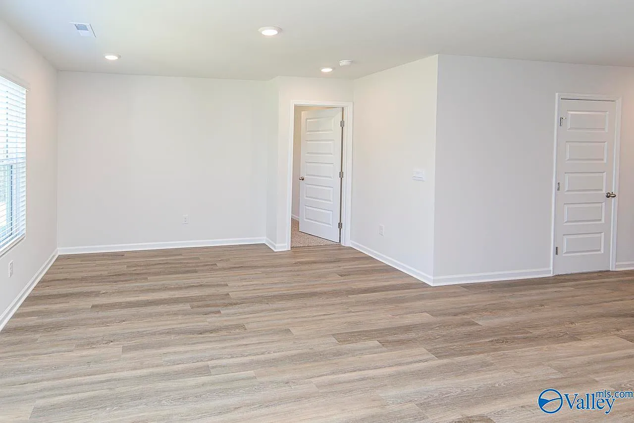 4 bed, 3.0 bath, 1497 sqft, $2,454 — Photo 4