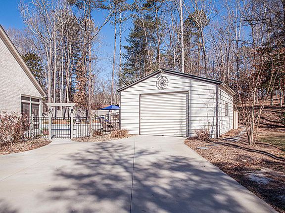 5th image of 204 Ponderosa Dr