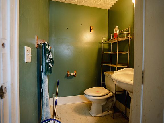 3rd image of 919 Princeton Ave