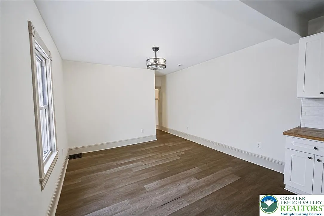 3 bed, 1.0 bath, 1026 sqft, $2,000 — Photo 4