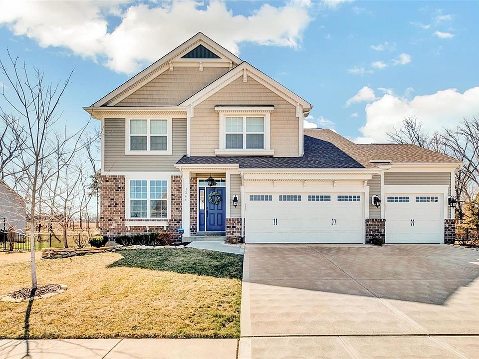 Welcome to this 3 year old 1.5 story in Boulder Ridge.
