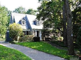 18 Beacon Hill Rd, Port Washington, NY 11050