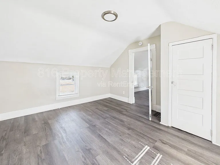 525 Splitlog Ave #R — Photo 13
