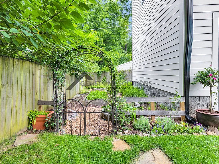 704 W End Cir — Photo 44