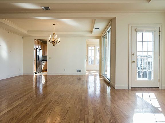 5th image of 304 Roosevelt Way