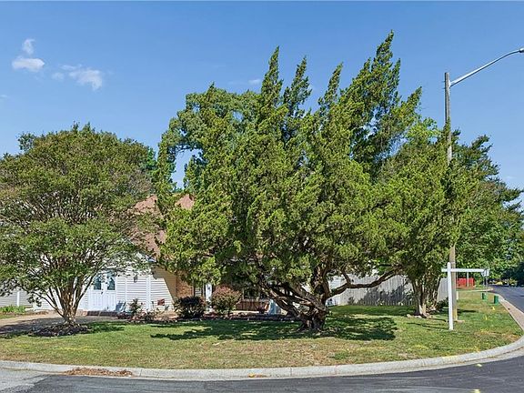 3rd image of 867 Belvoir Cir