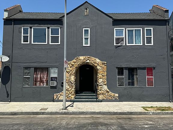 2nd image of 807 W 43rd St #813