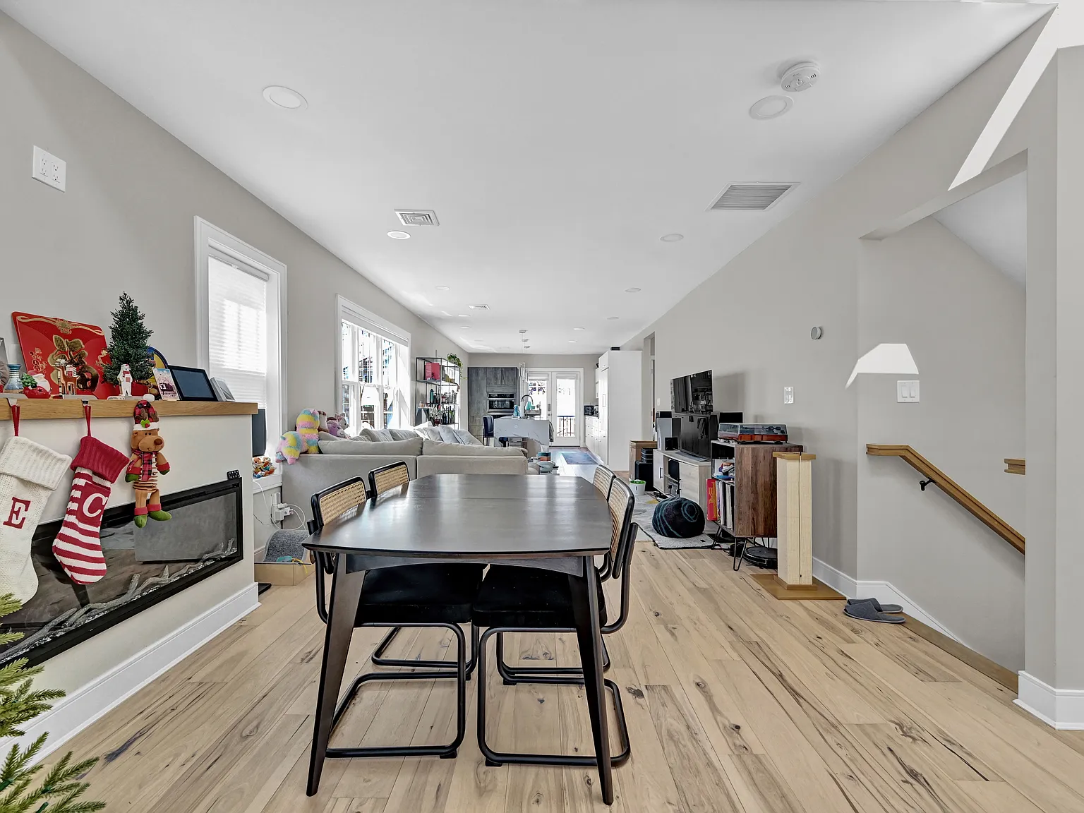 4 bed, 2.5 bath, 2068 sqft, $6,200 — Photo 2