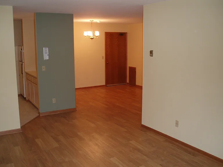 Oak Manor Apartments — Photo 3