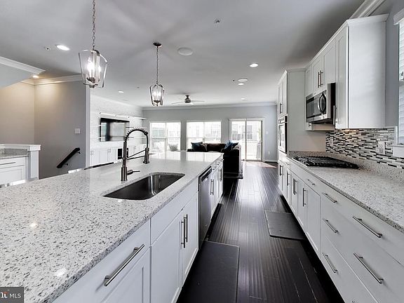 3rd image of 5501 Manor Park Dr