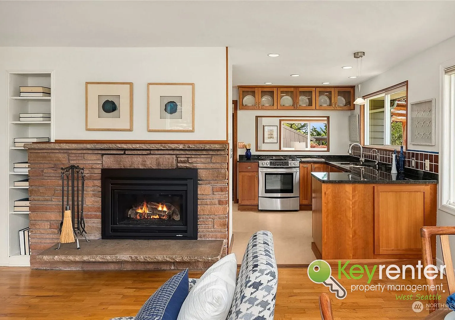 Classic Seattle Charm with Fireplace, Studio & Private Yard — Photo 2