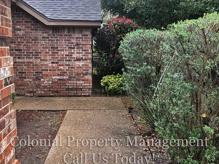1905 McGinnis Ct — Photo 2