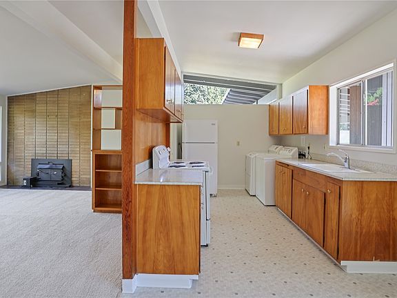 3rd image of 621 Kensington Avenue S
