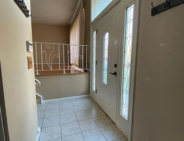 991 Sherbrook Cir — Photo 2