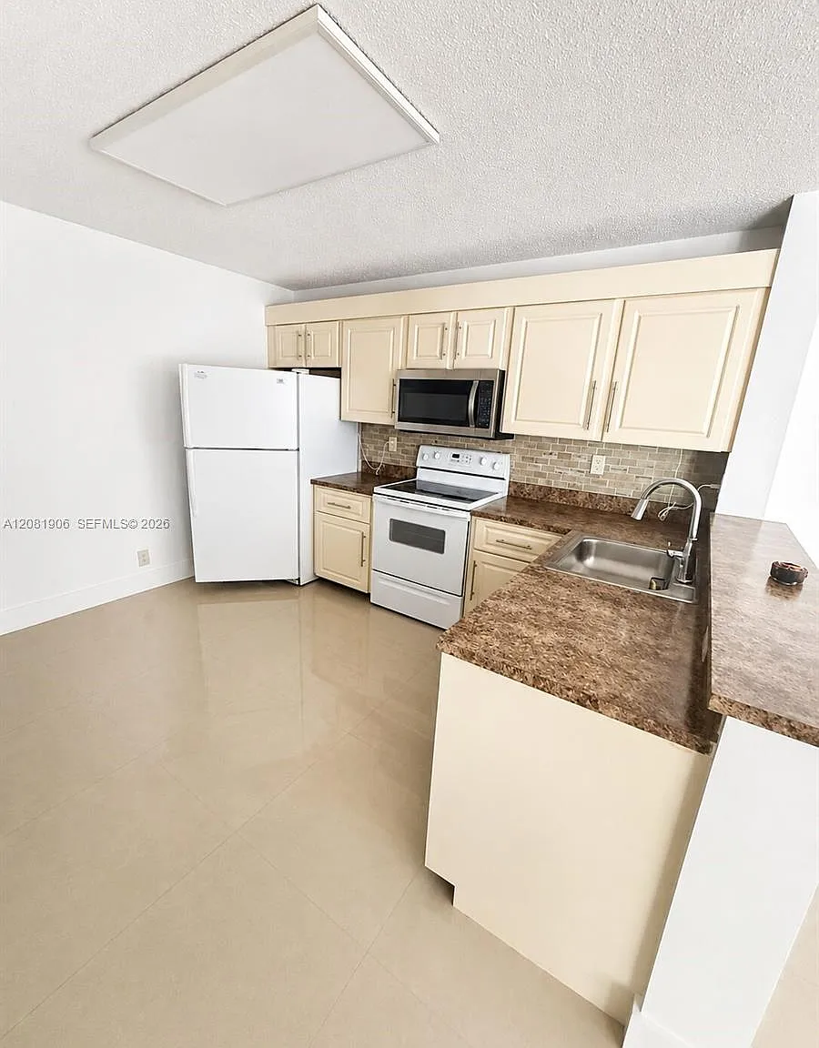 Grand Marquis Condo Homes — Photo 2