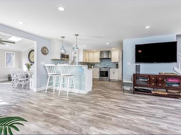 3rd image of 26 Jamestown Blvd