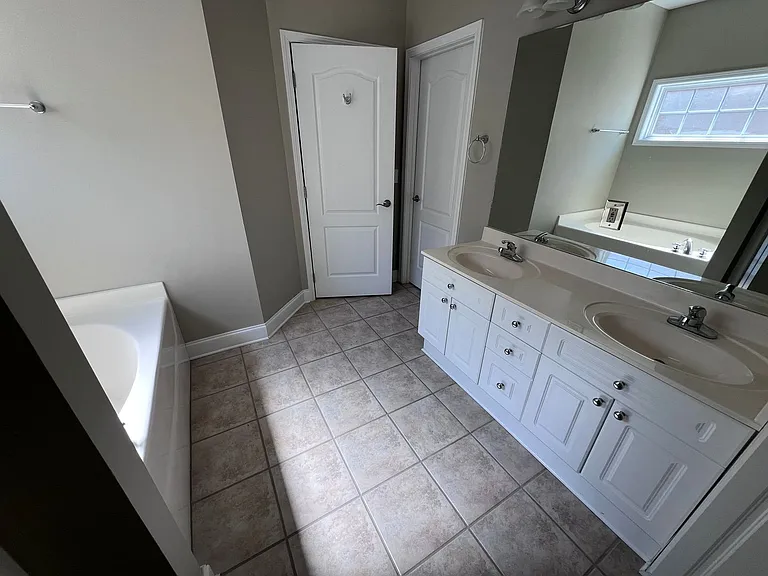 1618 Professional Pkwy — Photo 14