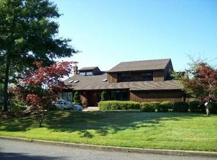 7 Cabriolet Ln, Melville, NY 11747