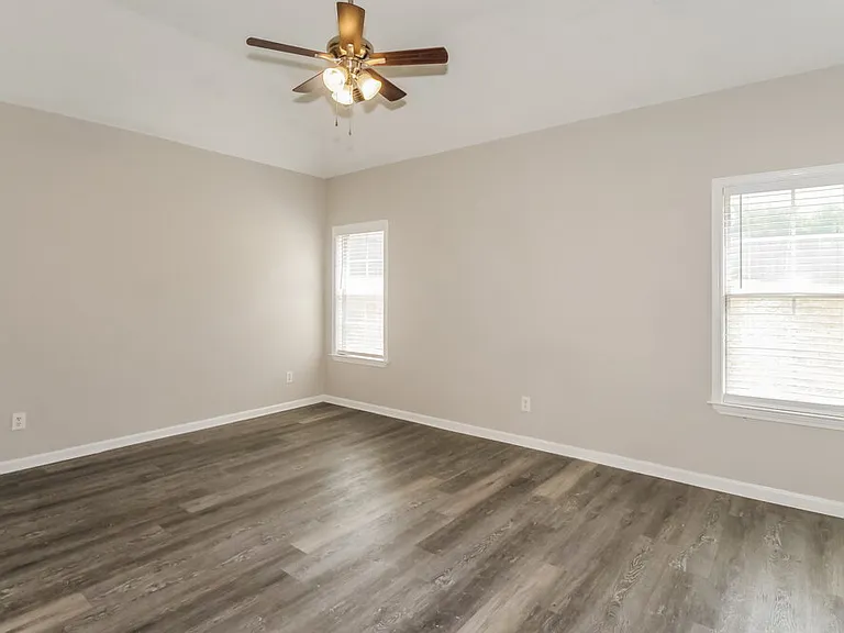 1043 Averett Cv — Photo 11