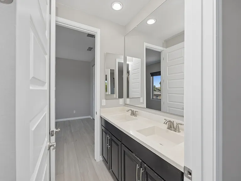 1039 E Boston St — Photo 17
