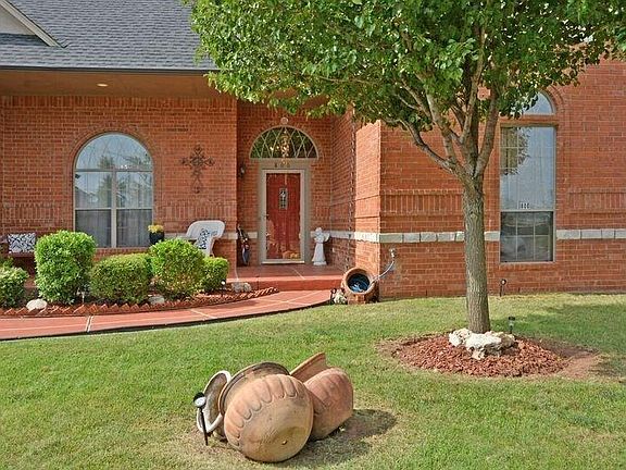 3rd image of 800 Justin Dr