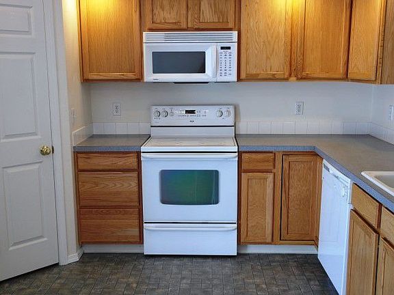 Dishwasher, oven/range and microwave included