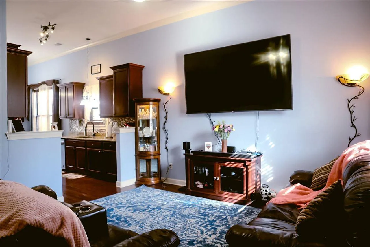 3 bed, 1450 sqft, $1,695 — Photo 4