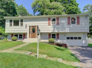22 Ledgewood Dr, Gales Ferry, CT 06335