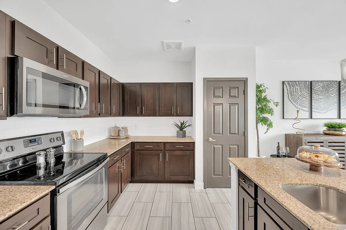 Townhomes at Lake Park general photo - 1555 Cullen Blvd