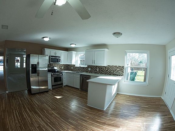 4th image of 121 Lillian Dr