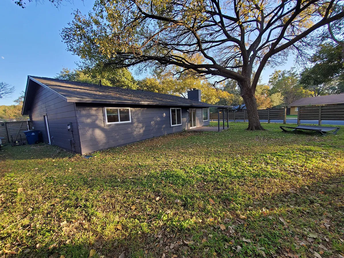 Building Photo - 8208 Daleview Dr