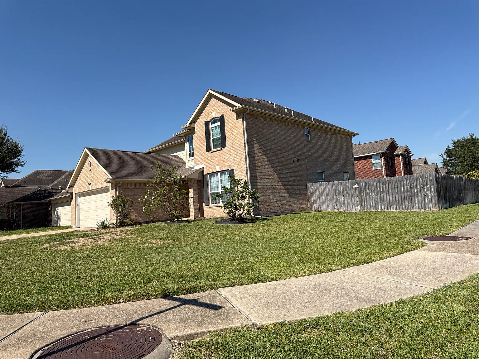 5 bed, 2500 sqft, $2,500 — Photo 2