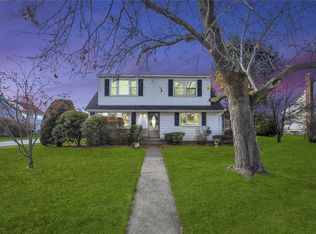 2 Preston Ln, Hicksville, NY 11801